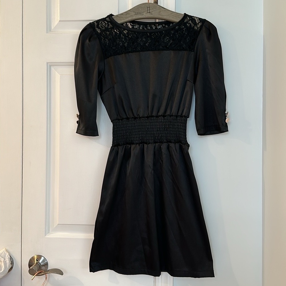 Laces Designed Midi Sleeves in Black